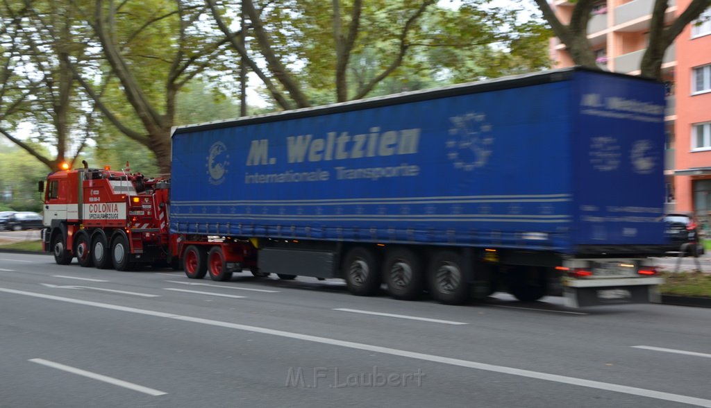 LKW verliert Auflieger Koeln Boltensternstr Pasteurstr P2044.JPG